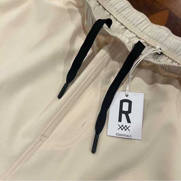 NEW RHONE Men’s 7” Essentials Training Shorts Unlined Ivory XL Lightweight - Picture 5 of 13